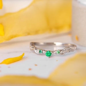 エメラルドの結婚指輪、リサイクルゴールドの結婚指輪、自然にインスパイアされた指輪、ホワイトゴールドの葉の指輪、枝の指輪、葉の指輪、14K、18Kゴールド