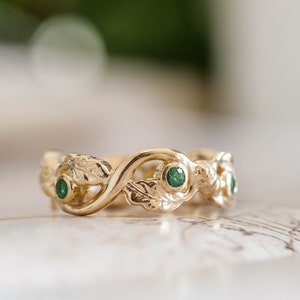 Oak leaf Wedding band with Real Emeralds, Unique Nature Wedding Ring, Gold Leaves and Tiny Acorns Elven Ring for Women 14k or 18k Solid Gold