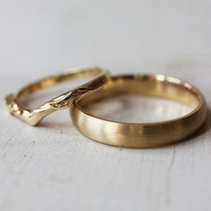 Wedding bands set his and hers, satin finish wedding band, simple gold ring for man, nature ring for woman, leaf ring, 4mm ring men