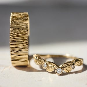 Unique wedding bands set, leaf ring for woman, rustic gold ring for man, wedding rings set his and hers, nature rings, wood ring, hammered