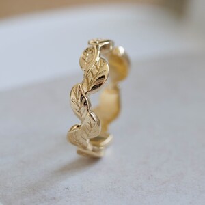 Solid Gold Leaves Wedding Ring for Men / Women, Unconventional Leaf Wedding Band, Laurel wreath Leaf Eternity ring, Nature Wedding Ring image 2