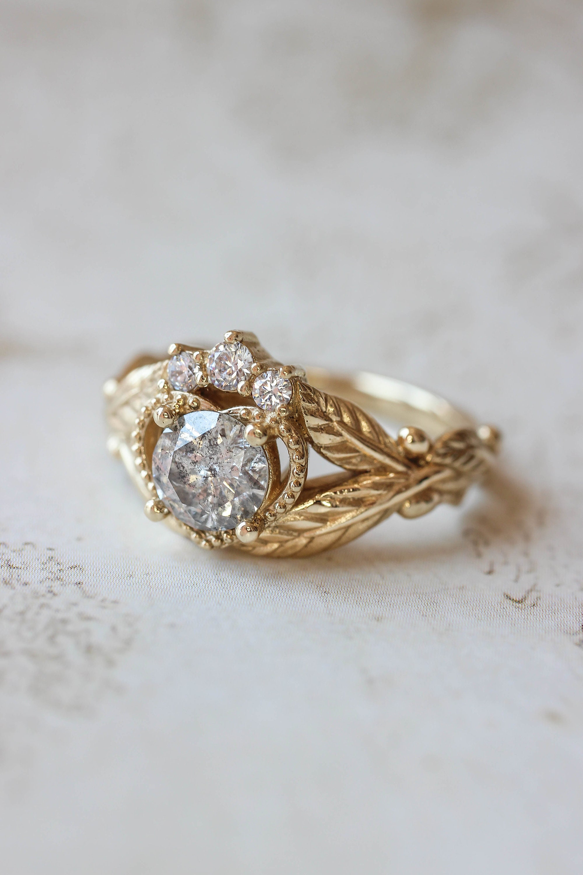 Anillo de compromiso de diamantes de sal y pimienta, anillo Claddagh alternativo, alianza de boda de la naturaleza, anillo de corazón, anillo de compromiso de hoja para mujer, celta