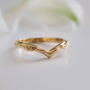 V-förmiger Ehering aus 750er Gelbgold, 750er Gelbgold, Zarter Chevron Ehering mit Blättern, Massiver Goldring für Frauen