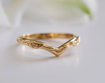V Shaped Curved Wedding Band Yellow Gold 14k or 18k, Delicate Chevron Wedding Band with Leaves, Solid gold Medieval style Ring for Women
