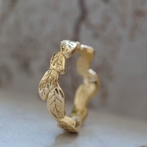 Solid Gold Leaves Wedding Ring for Men / Women, Unconventional Leaf Wedding Band, Laurel wreath Leaf Eternity ring, Nature Wedding Ring image 3