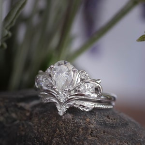 Teardrop Moissanite Engagement Ring Set, Nature inspired Leaf Engagement Rings, 2pcs Bridal Set with Leafy Curved Wedding Band for Women