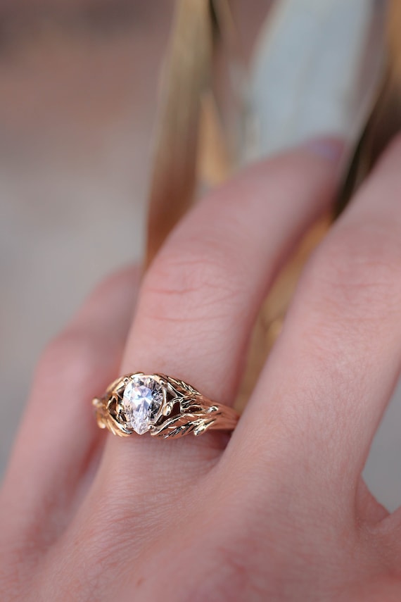 Harry Winston Yellow Diamond Ring /Blair Waldorf | Colored diamond rings,  Harry winston engagement rings, Yellow diamond rings