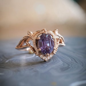 Lab Alexandrite Engagement Ring, Colour Changing 1,6 ct Alexandrite Ring with Diamonds, Statement Fantasy Proposal Ring in 14K or 18K Gold