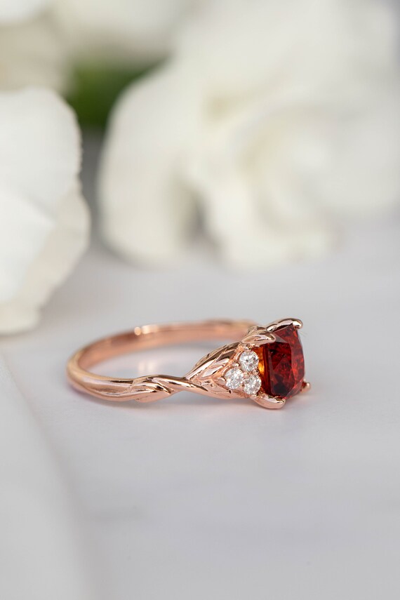 Diamond ring with outlet garnet accents