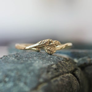 Dainty Twig Ring, 14K or 18k Solid Gold Minimalist Leaves Wedding Band, Leaf Elvish Wedding Ring for Her, Nature Inspired Ring