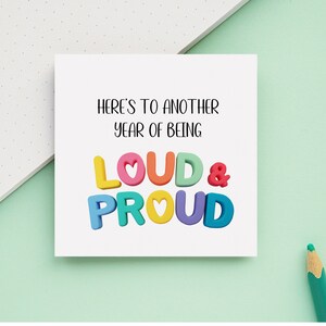 Une autre année de fierté et de bruyance, carte de fierté LGBTQ, félicitations pour avoir fait son coming out, cartes d’amis gays