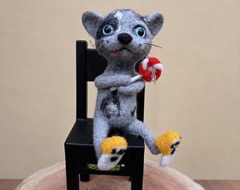 Statuetta di gatto in feltro ad ago, gattino grigio con caramelle, gatto in morbida scultura, regalo di compleanno