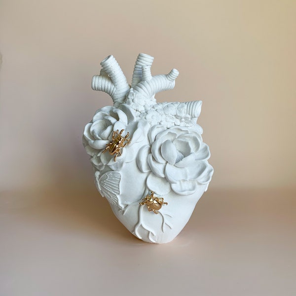 Cœur humain anatomique à poser, statue décoration, insecte doré, cabinet de curiosité, cœur XL fleuri, sculpture blanche en céramique