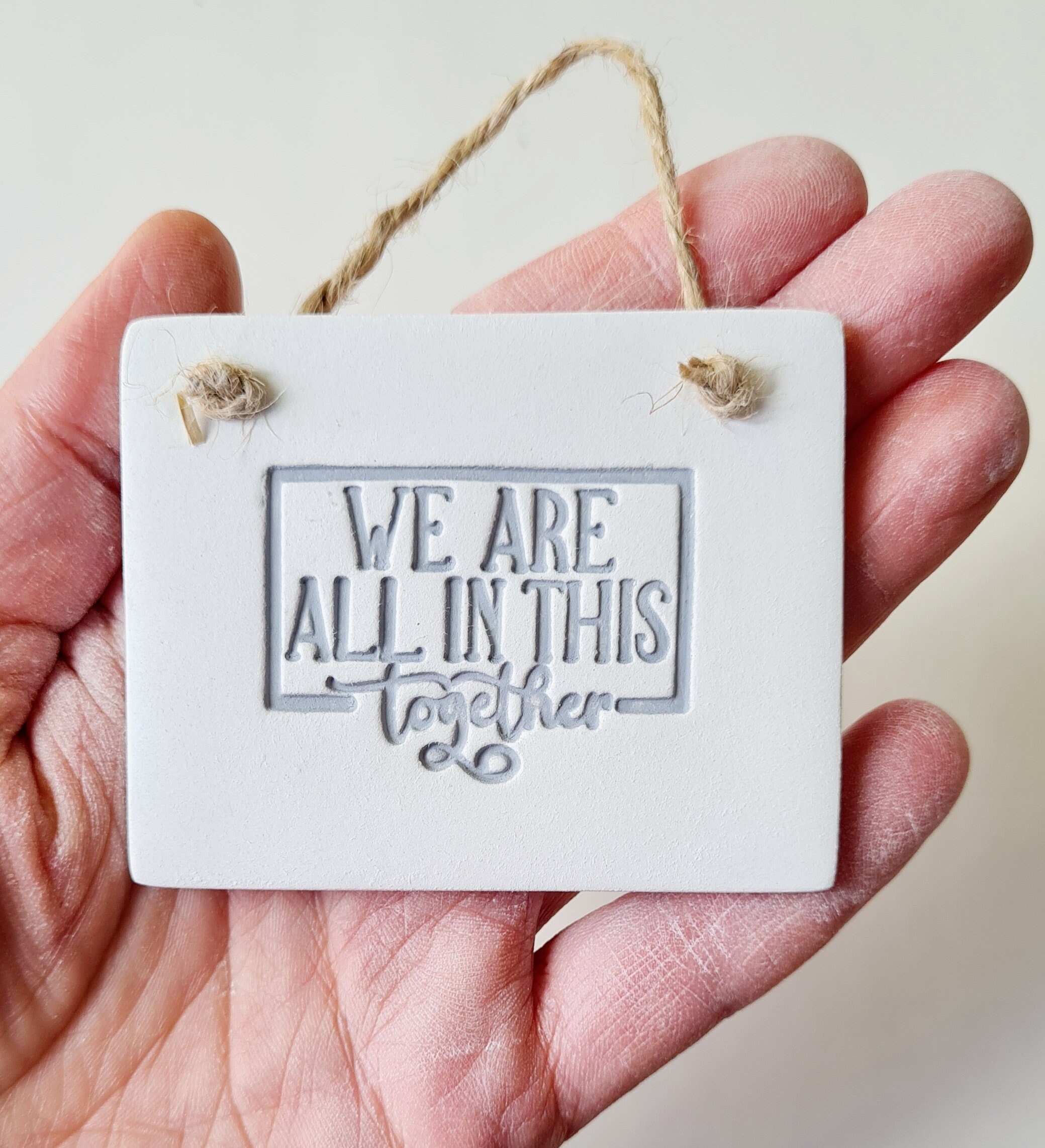 私たちは皆、この困難を乗り越えるために一緒にいます。友人への思いやりのある贈り物 - 困難な時期の励ましのメッセージ -  手作りの粘土製吊り下げオーナメント - Etsy 日本