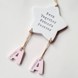 Personalisiertes Türschild für Zwillinge Schlafzimmer, 'Geboren zusammen friends forever', maßgeschneiderte handgemachte Dekoration, Andenken, Geburtstag, neues Baby Geschenk