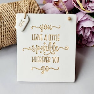 Personalisiertes Schild - Geschenk für Freund - Handgemachter Tonanhänger - Sie lassen ein wenig funkeln wohin Sie auch gehen