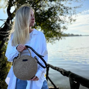 Runde Crossbody-Geldbeutel, Wicker Jute-Tasche, runde gewebte Tasche, kleine Crossbody-Tasche, runde Korbtasche, natürliche Schultertasche, runde Strohtasche
