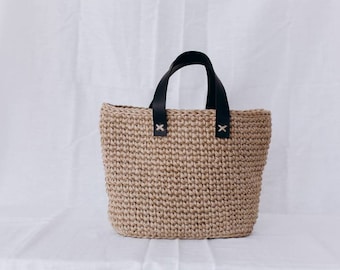 Bolsa de yute hecha a mano con asas de cuero, ecológica y de mercado.