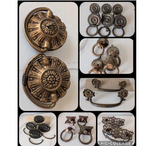 Könnte beinhalten: Eine Sammlung antiker Schubladengriffe und -knöpfe aus Messing. Die Beschläge weisen verzierte Blumen- und geometrische Designs auf. Die Sammlung umfasst verschiedene Formen und Größen, darunter Ringgriffe und Griffe. Das Messing hat eine warme, gealterte Patina.