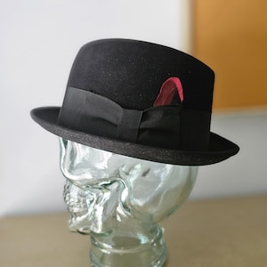 Knox Vintage Derby Bowler Hat Men&#39;s The Hecht Co Sz 7 1/8 Black Red Feather
