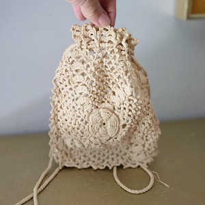 Bolso vintage eduardiano con retícula de ganchillo a mano y cordón ajustable