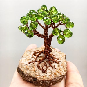 Decoración de habitación Goblincore. Árbol de la vida en miniatura con bonsái. Escultura de árbol de alambre con cristales verdes.