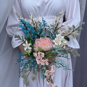 Französischer Perlenblumenstrauß, rosa Pfingstrose, Lupinen-Gänseblümchenarrangement, Frühlings-Cottagecore-Hochzeit, permanentes botanisches Herzstück-Set