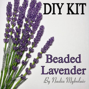 Op de afbeelding: Een DIY-kit voor kralenlavendel met verschillende stelen van paarse kralenbloemen met groen omwikkelde stengels en zilveren kralenaccenten. De tekst DIY KIT en Beaded Lavender By Nadia Mykolaiv staat in het zwart en paars op de afbeelding.