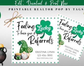 Op de afbeelding: Een printbare makelaar pop-by tag met een groene klaver en een cartoon-dwerg die een pot met goud vasthoudt. De tekst luidt "Feeling Lucky to have you & your Referrals".