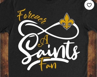 Könnte beinhalten: Schwarzes T-Shirt mit einem weißen Unendlichkeitszeichen und dem Text "Forever a Saints Fan" in Weiß. Eine goldene Fleur-de-lis befindet sich im Unendlichkeitszeichen.