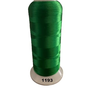 Op de afbeelding: Een spoel levendig groen borduurgaren. De draad is strak gewikkeld rond een witte plastic basis, met een witte bovenkant. Het nummer "1193" staat op de basis gedrukt. De draad heeft een glanzende, gladde textuur.