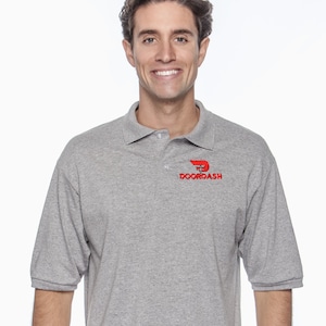 EMBROIDERY DOORDASH Logo auf Unisex Polo-Shirt, Option Namensstickerei rechts Sport Grey