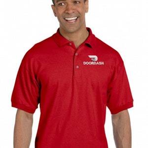 EMBROIDERY DOORDASH Logo auf Unisex Polo-Shirt, Option Namensstickerei rechts Red