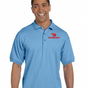 EMBROIDERY DOORDASH Logo auf Unisex Polo-Shirt, Option Namensstickerei rechts Carolina Blue