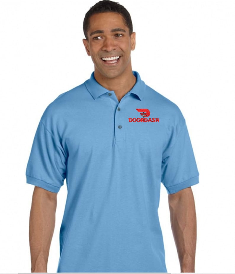 EMBROIDERY DOORDASH Logo auf Unisex Polo-Shirt, Option Namensstickerei rechts Carolina Blue