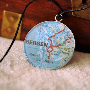 Harz Anhänger, Landkarte Halskette, Reise Erinnerung Anhänger, Ihr nächstes Ziel, zufällige Reise Wahl, Heimatstadt Halskette, Reise Geschenk