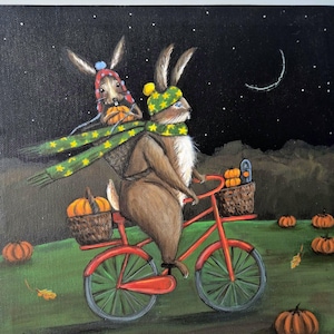 Illustrazione originale di un coniglietto dipinta a mano: magica avventura nel campo di zucche, arte animale stravagante, coniglietti in bicicletta, decorazione con conigli fantastici
