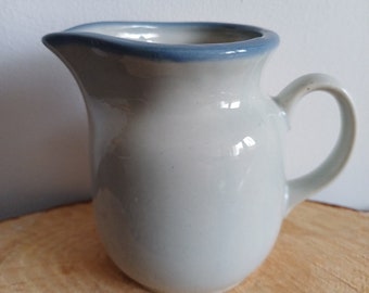 Jarra de leche Pruszkow Pottery de los años 60/Jarra de cerámica gris con borde azul claro/Crema polaca PRL de 1970/Platillo rústico europeo/Cocina de granja