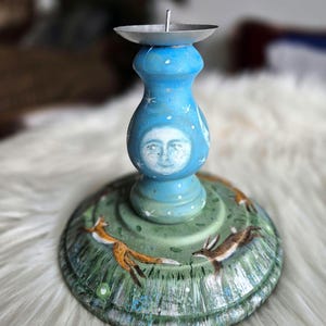 Handgemalter hölzerner Kerzenständer Füchse und Hasen springen in den grünen Wiesen / Frühlingsmondphasen handwerklicher Kerzenhalter