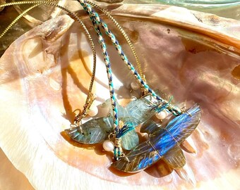 Collier avec totem oiseau aigle en pierre taillée naturelle de labradorite, perles d’eau douce et cordon multicolore