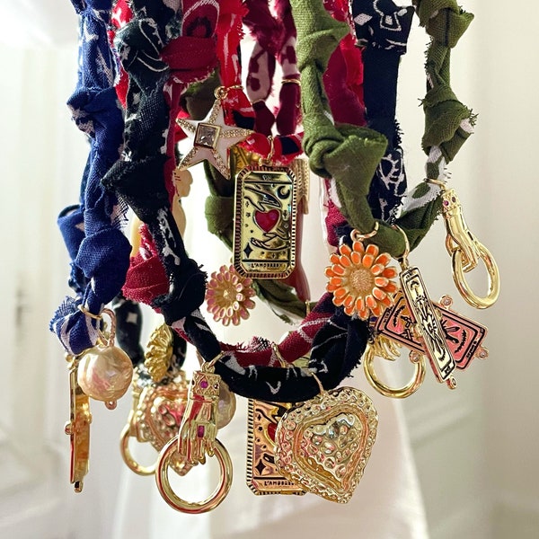 Collier à pendentifs porte-bonheur et tendances sur bandana véritable multicolore pour femmes- Bonheur