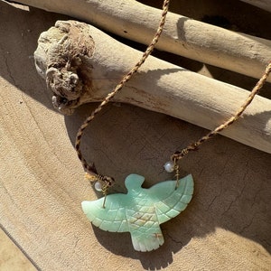 Collier avec totem oiseau aigle en pierre taillée naturelle de chrysoprase, perles deau douce et cordon multicolore image 2