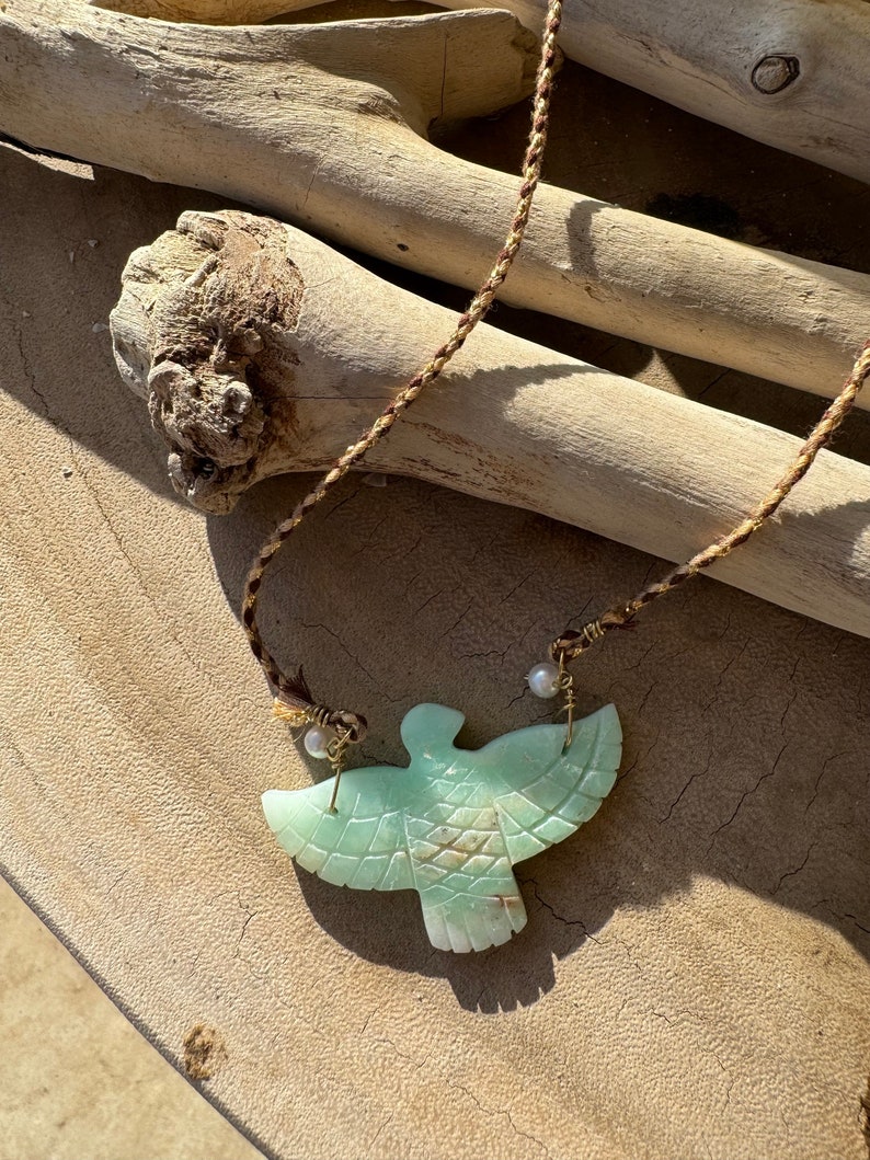 Collier avec totem oiseau aigle en pierre taillée naturelle de chrysoprase, perles deau douce et cordon multicolore image 2