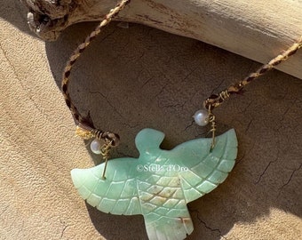 Collier avec totem oiseau aigle en pierre taillée naturelle de chrysoprase, perles d’eau douce et cordon multicolore