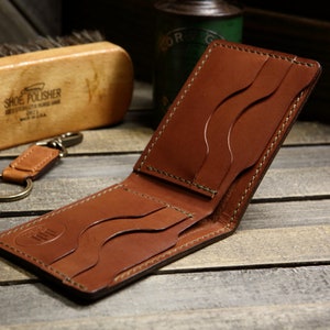 The Markhor - Portefeuille en cuir fait main à deux volets. Harnais W&C en cuir tanné végétal en noyer.
