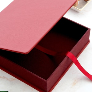 Caja abatible moderna de cuero sintético; una caja de almacenamiento de recuerdos hecha a mano para álbumes de fotos