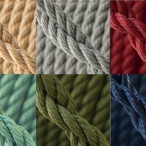 Op de afbeelding: Een collage van zes dikke, gedraaide touwen in verschillende effen kleuren, waaronder beige, lichtgrijs, dieprood, mintgroen, olijfgroen en donker marineblauw. Elk gedeelte toont de gedetailleerde textuur van de gevlochten synthetische vezels.