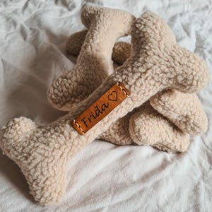 Spielknochen Teddyplüsch mit persönlicher Gravur