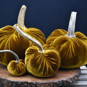 Zucca gigante in velluto: centrotavola autunnale, decorazione in stile rustico Oro