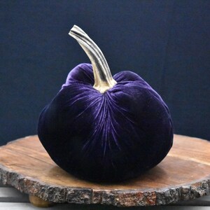 Grote fluwelen pompoen: herfstdecoratie voor Thanksgiving, bruiloft en huisdecoratie Plum